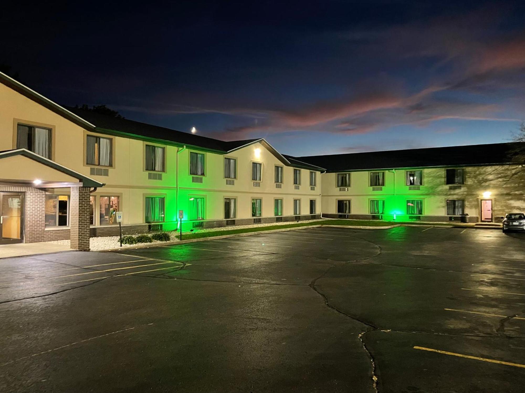 Delavan Inn And Suites Exterior foto